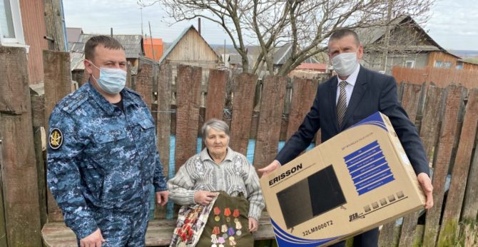 Сотрудники ГУ ФСИН по Пермскому краю вручили ценные подарки своим ветеранам